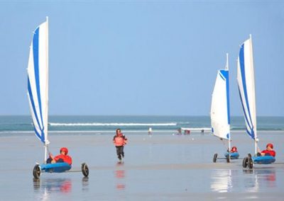 char a voile sur la plage